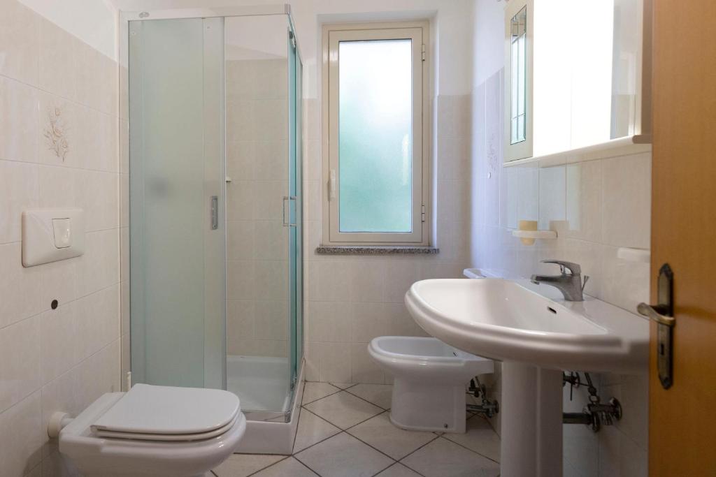 La salle de bains est pourvue d'une douche, de toilettes et d'un lavabo. dans l'établissement Happy Days, à Capo Vaticano