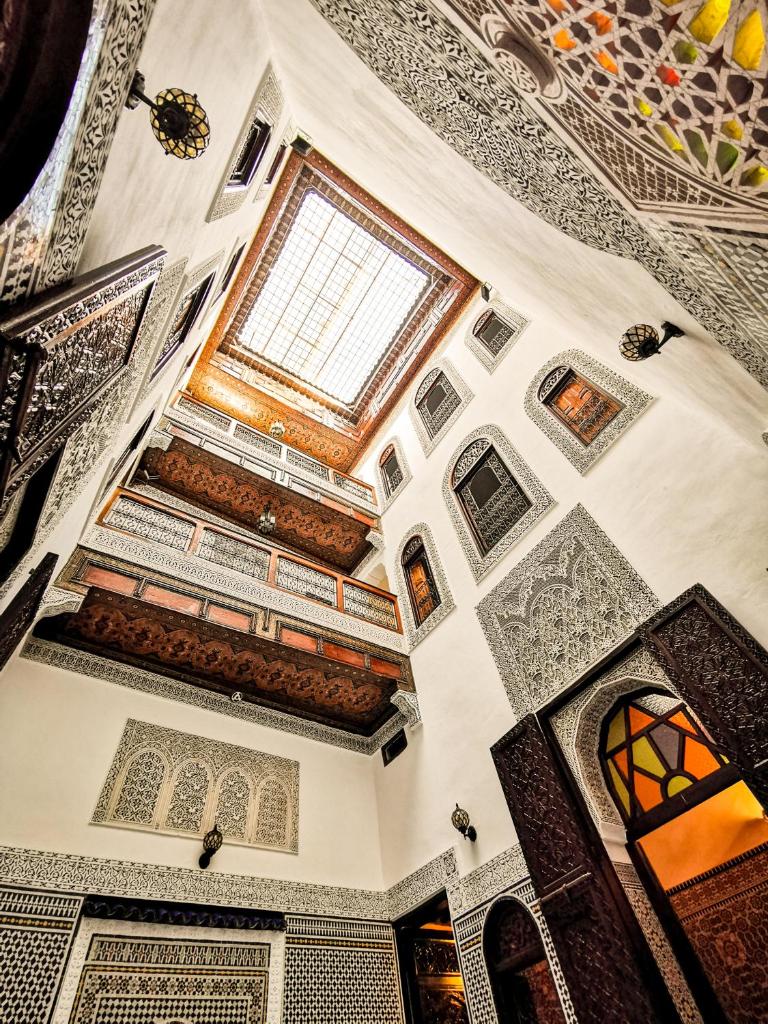 une chambre décorée avec un plafond et une fenêtre dans l'établissement Riad Farah, à Fès