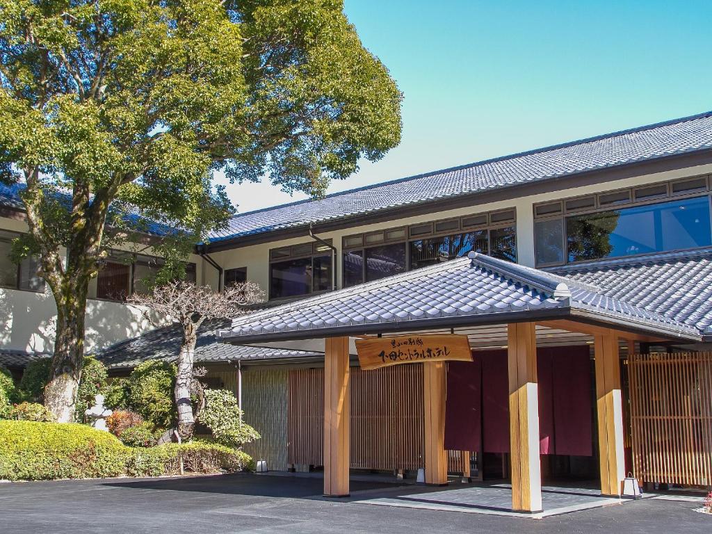 un bâtiment avec une enseigne devant lui dans l'établissement Shimoda Central Hotel, à Shimoda