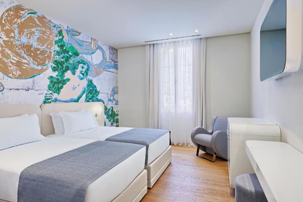 une chambre d'hôtel avec un lit et une télévision dans l'établissement Ausonia Hungaria Wellness & Lifestyle, sur le Lido de Venise 70 autres photos
