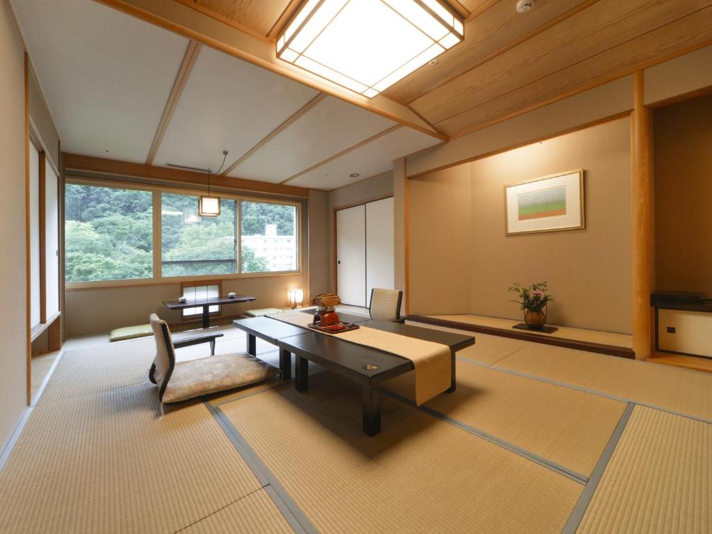 un salon avec une table et une chaise dans l'établissement Hanamomiji, à Jozankei