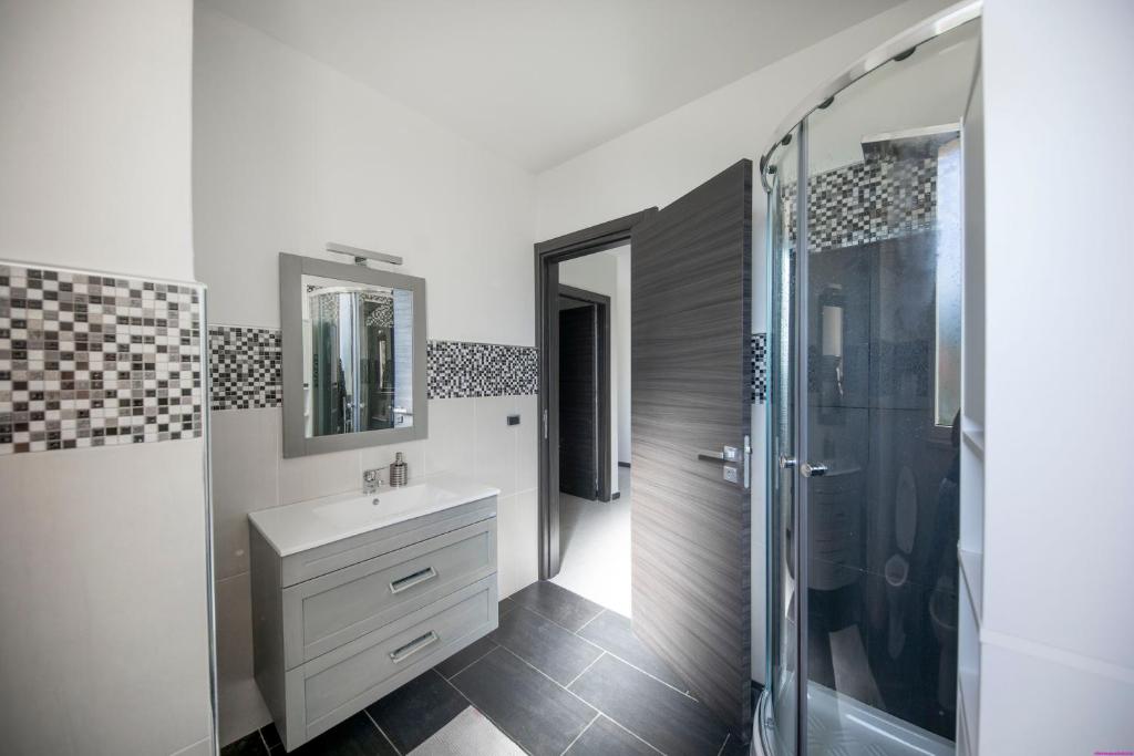 une salle de bain blanche avec un lavabo et une douche dans l'établissement Villa Francesca 30 Pax by Ville in Palermo, à Casteldaccia 42 autres photos