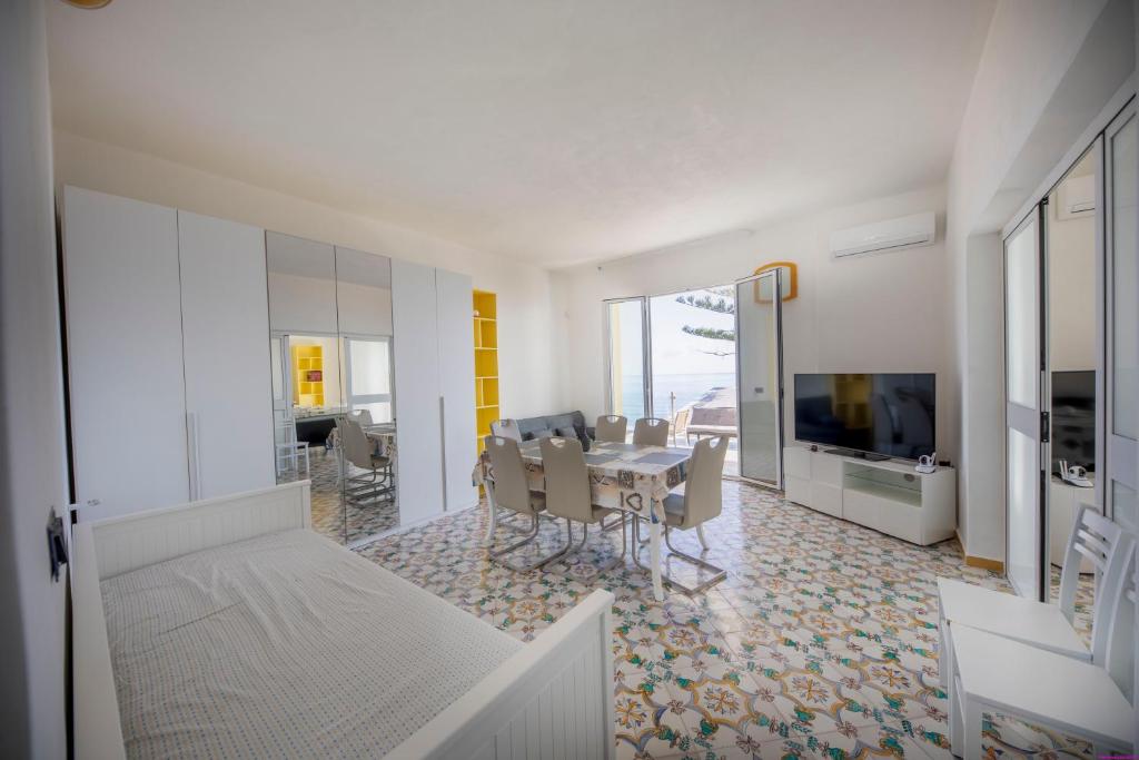 un salon avec une table et une salle à manger dans l'établissement Villa Francesca 30 Pax by Ville in Palermo, à Casteldaccia