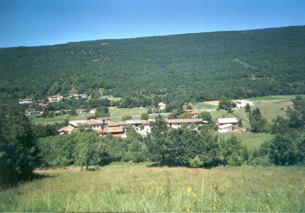 un village au milieu d'un champ arboré dans l'établissement Ferme des baillards, à Bélesta