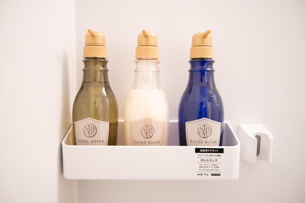 trois bouteilles de vin dans un tiroir dans l'établissement Onya Kaede, à Kyoto
