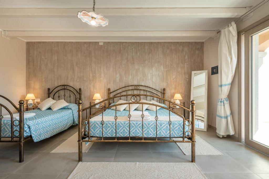 une chambre avec deux lits dans une pièce dans l'établissement Villa Sa Rocca Manna, à Chia 29 autres photos