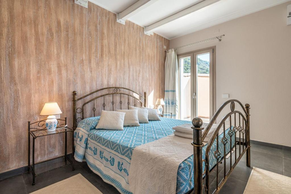 une chambre avec un lit avec une couette bleue dans l'établissement Villa Sa Rocca Manna, à Chia