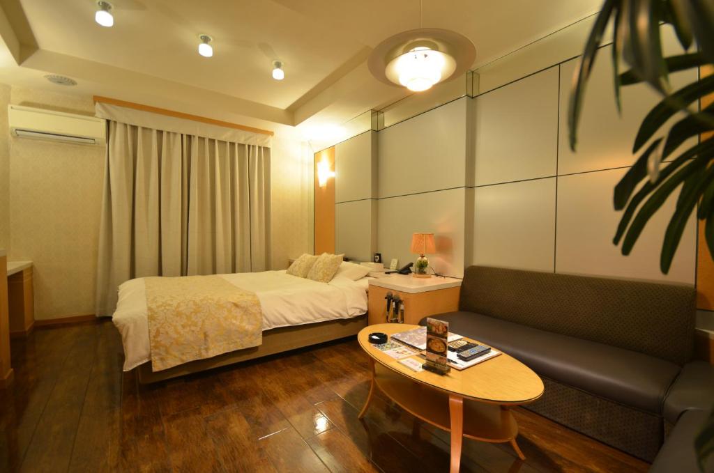une chambre d'hôtel avec un lit et un canapé dans l'établissement HOTEL SOLA Yame-ADULT ONLY-, à Chikugo 72 autres photos
