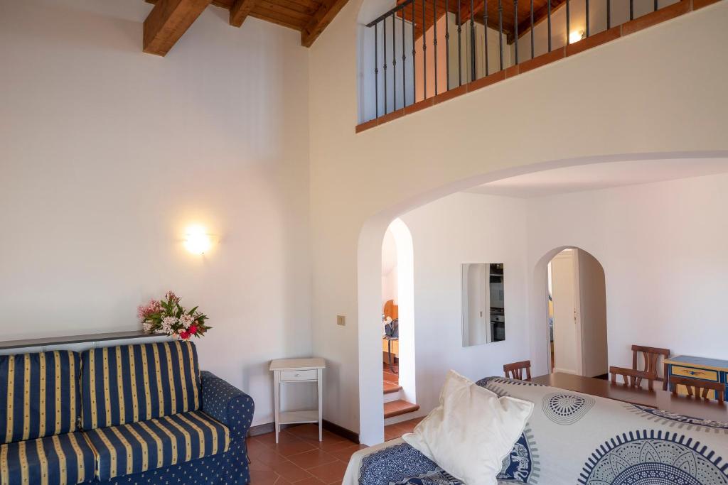 un salon avec un canapé et une table dans l'établissement Villa Allegra, à Stintino