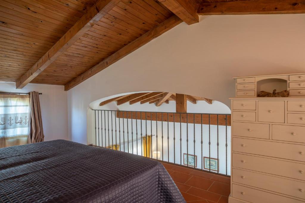 une chambre avec un lit, une commode et une fenêtre dans l'établissement Villa Allegra, à Stintino 22 autres photos