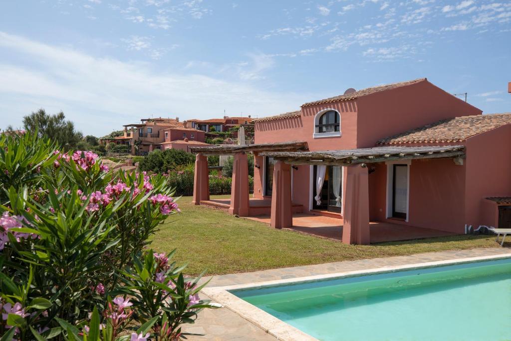 une vue d'une maison avec piscine dans l'établissement Villa Allegra, à Stintino