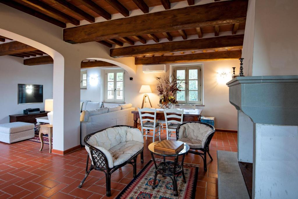 un salon avec une table et des chaises dans l'établissement Villa con piscina, à Capannori