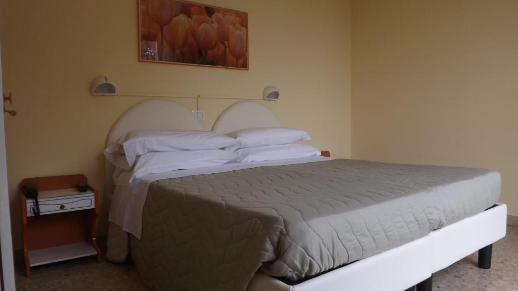 une chambre avec un lit et un tableau au mur dans l'établissement Hotel Cesare, à Giulianova 27 autres photos