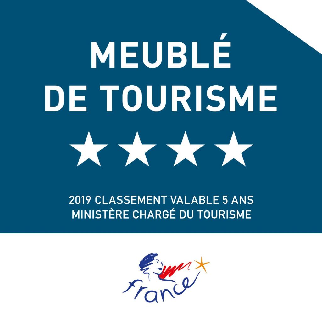 une affiche pour un tournoi avec des étoiles dans l'établissement Peyrouteau, gîte bucolique., à Dému
