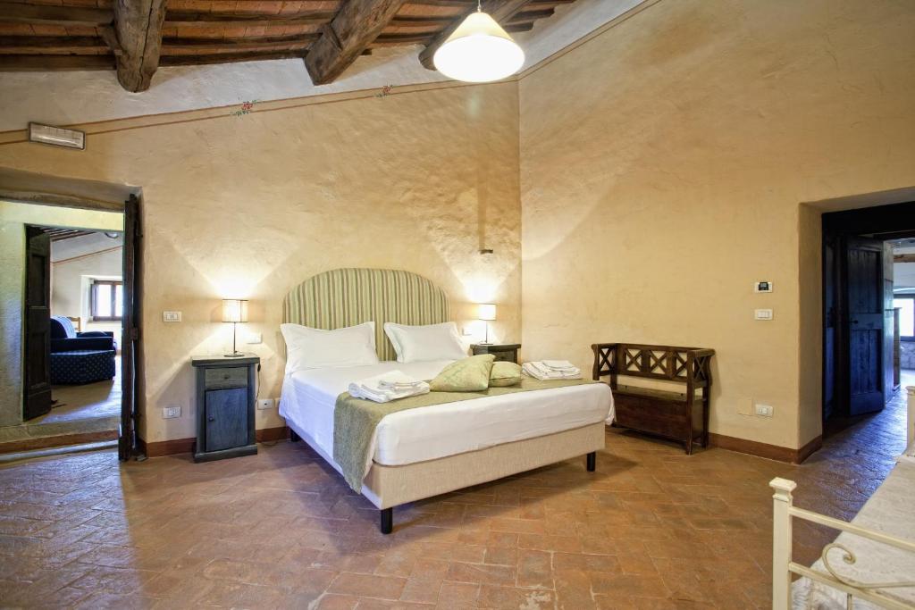 une chambre avec un lit et une table dedans dans l'établissement Villa Ruffignano, à Cortone