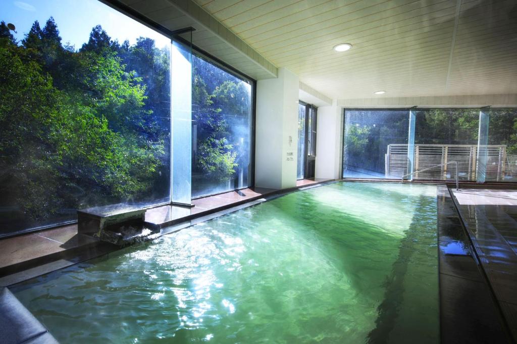 - une piscine dans une maison avec une grande fenêtre dans l'établissement Takamiya Hotel Bonari no Mori, à Inawashiro 37 autres photos