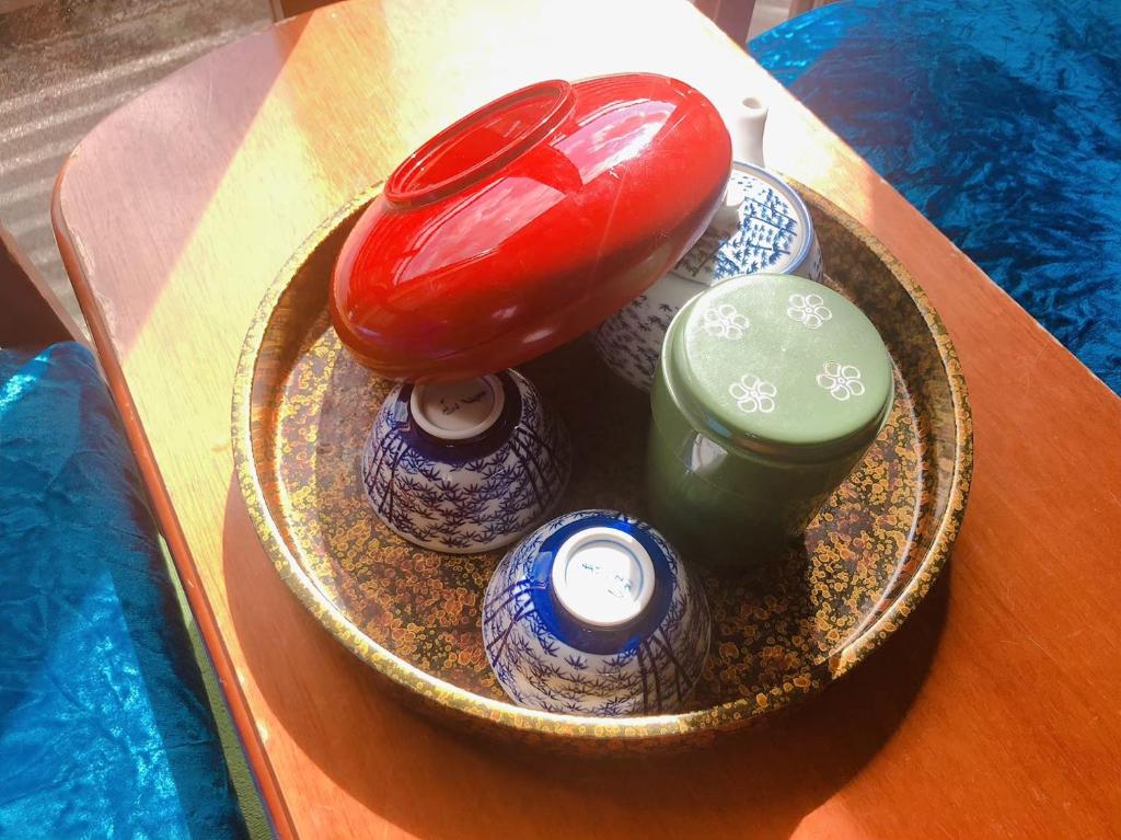 un groupe de vases posés sur une table dans l'établissement Hotel New Koyo, à Kusatsu 19 autres photos