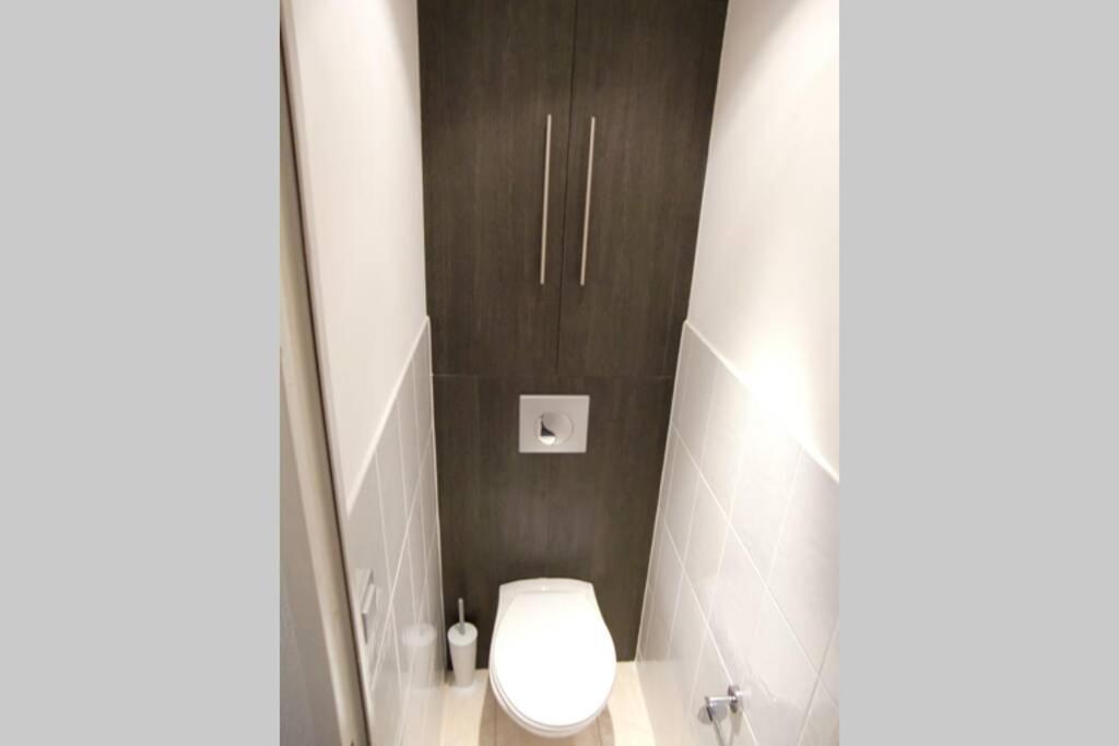 Elle comprend une petite salle de bains pourvue de toilettes. dans l'établissement Residence Bollin No.21, à Tignes 7 autres photos
