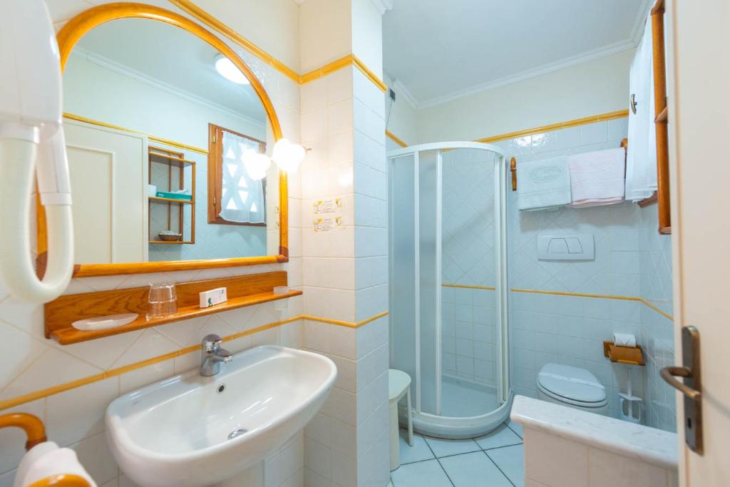 une salle de bain avec un lavabo et une douche dans l'établissement Hotel Kyrton, à Forte dei Marmi