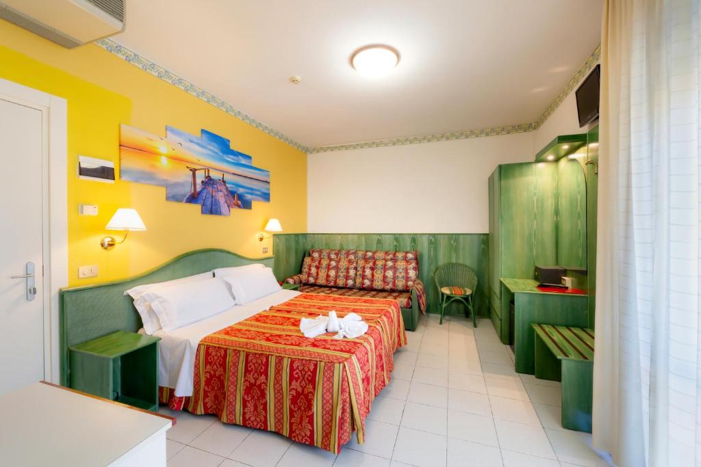 une chambre d'hôtel avec un lit et une chaise dans l'établissement Hotel Harry's, à Lido di Jesolo 53 autres photos