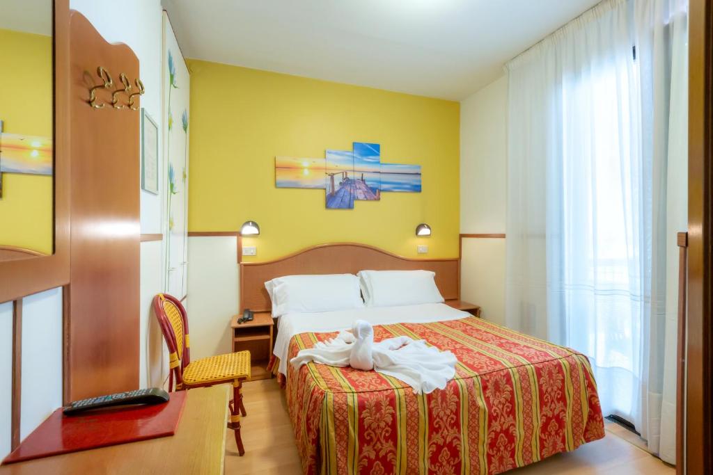 une chambre d'hôtel avec un lit dans une chambre dans l'établissement Hotel Harry's, à Lido di Jesolo