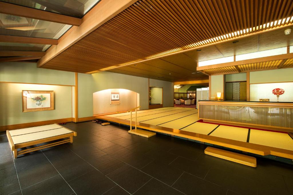 une grande pièce avec unastery ... dans l'établissement Fujiiso, à Takayama