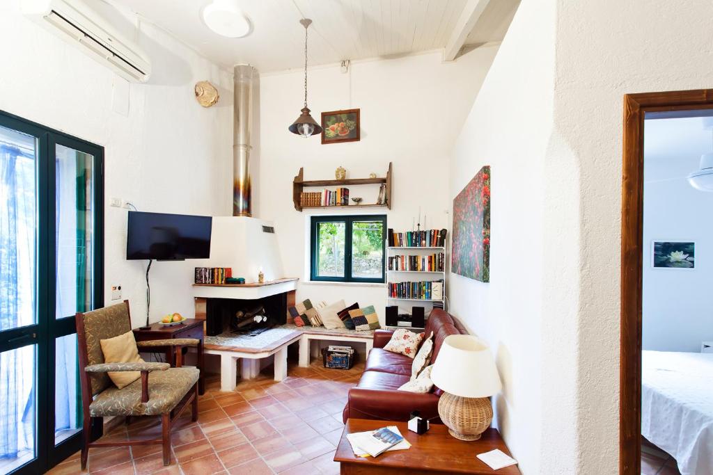 un salon avec un canapé et une cheminée dans l'établissement Egesta, villa with private pool, à Calatafimi-Segesta