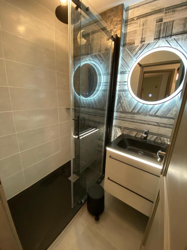 une salle de bain avec un lavabo et un miroir dans l'établissement ARC 1950 - APPT 2 CHAMBRES/ 1 COIN NUIT LUXUEUX- SKI AUX PIEDS, à Arc 1950