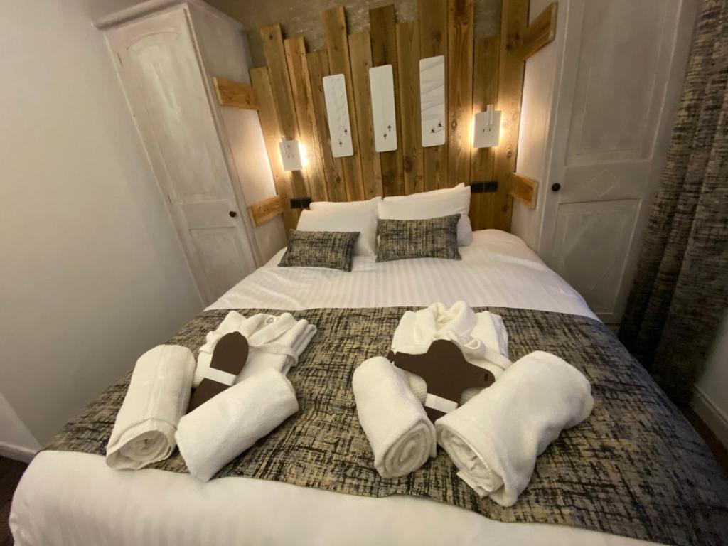 Elle comprend un grand lit avec des serviettes et des oreillers blancs. dans l'établissement ARC 1950 - APPT 2 CHAMBRES/ 1 COIN NUIT LUXUEUX- SKI AUX PIEDS, à Arc 1950 37 autres photos