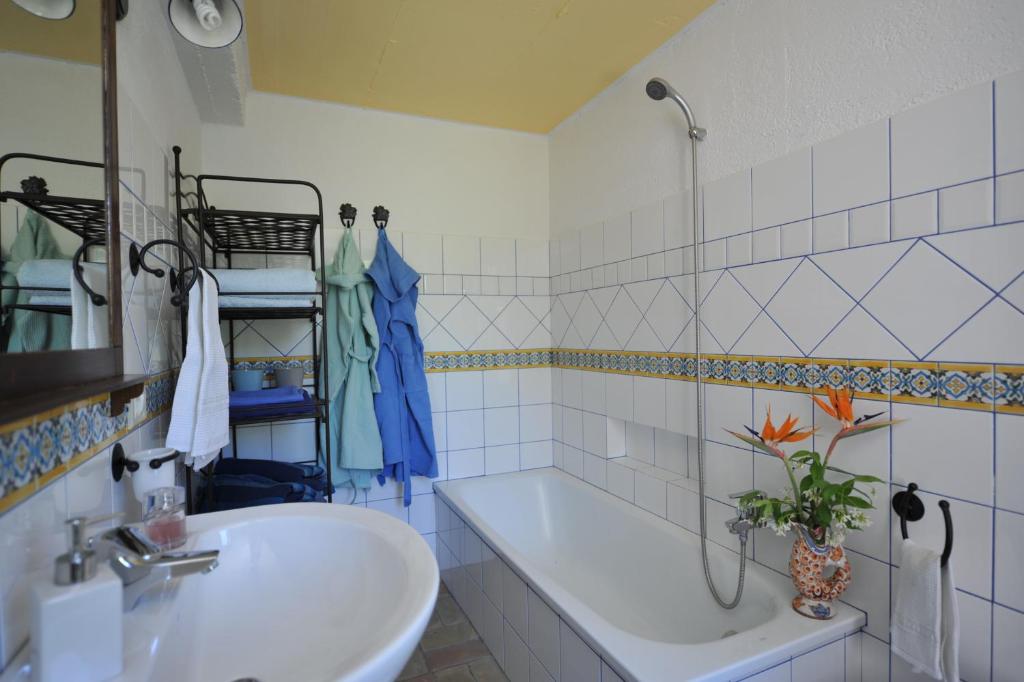 une salle de bain avec une baignoire et un lavabo et une baignoire dans l'établissement Egesta, villa with private pool, à Calatafimi-Segesta