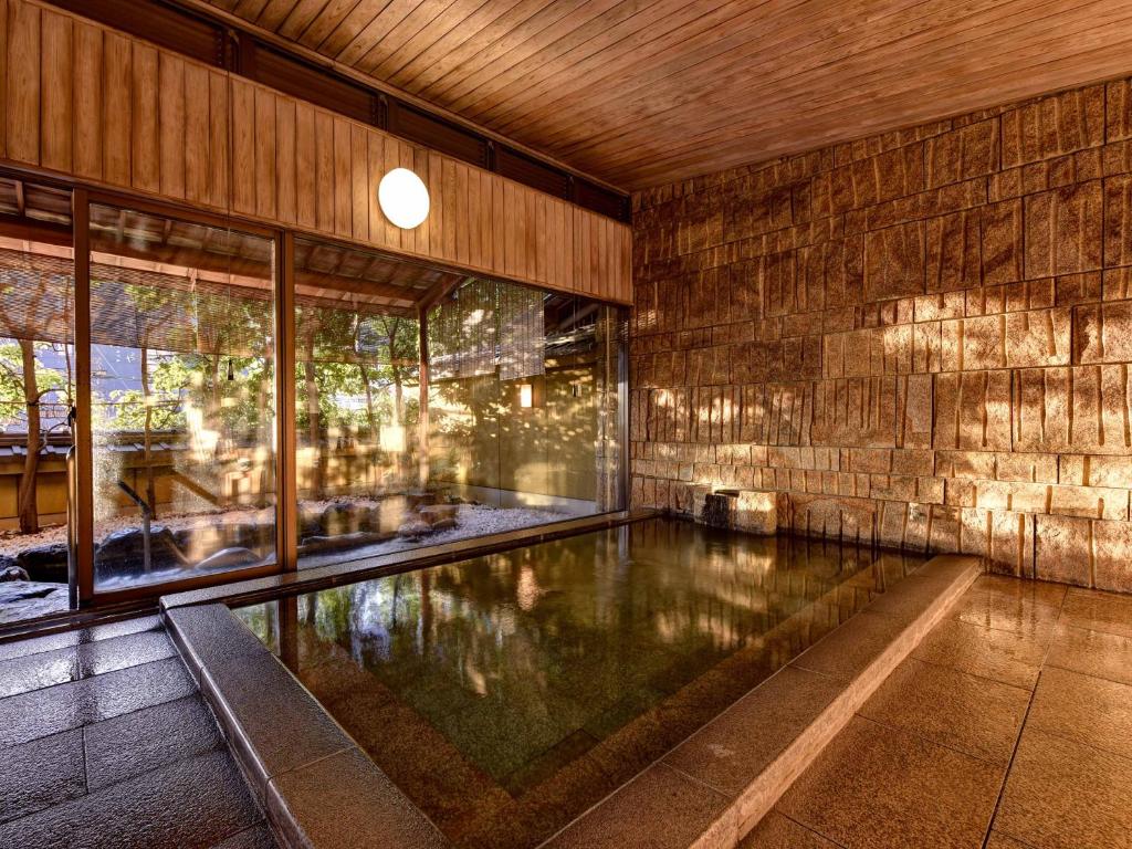 - une piscine intérieure dans un bâtiment dans l'établissement Yamatoya Besso, à Matsuyama