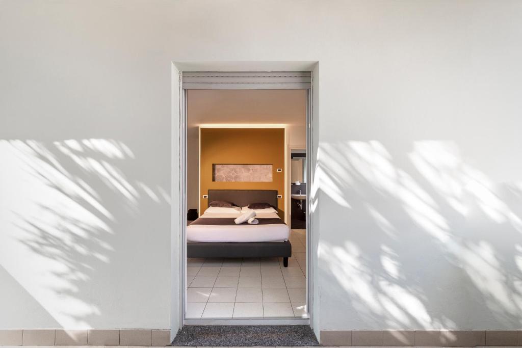 - une chambre avec un lit par une porte dans l'établissement Hotel Mediterraneo, à Martinsicuro 51 autres photos