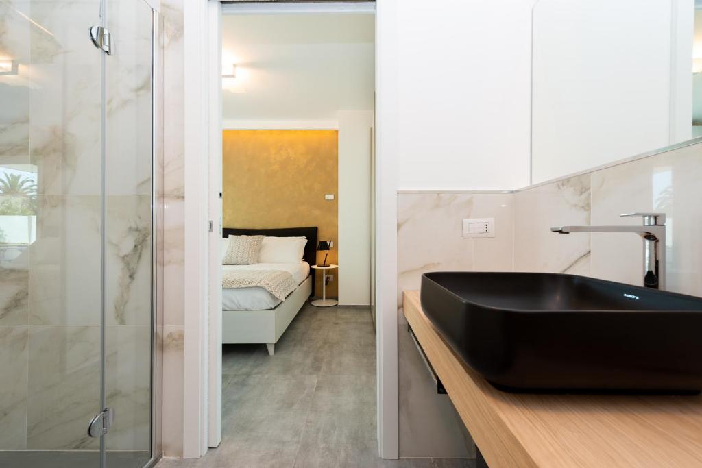 La salle de bains est pourvue d'un lavabo noir. dans l'établissement Karma Resort, à San Benedetto del Tronto