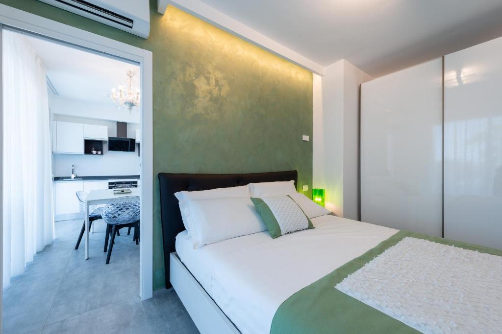 une chambre avec un grand lit et une table dans l'établissement Karma Resort, à San Benedetto del Tronto