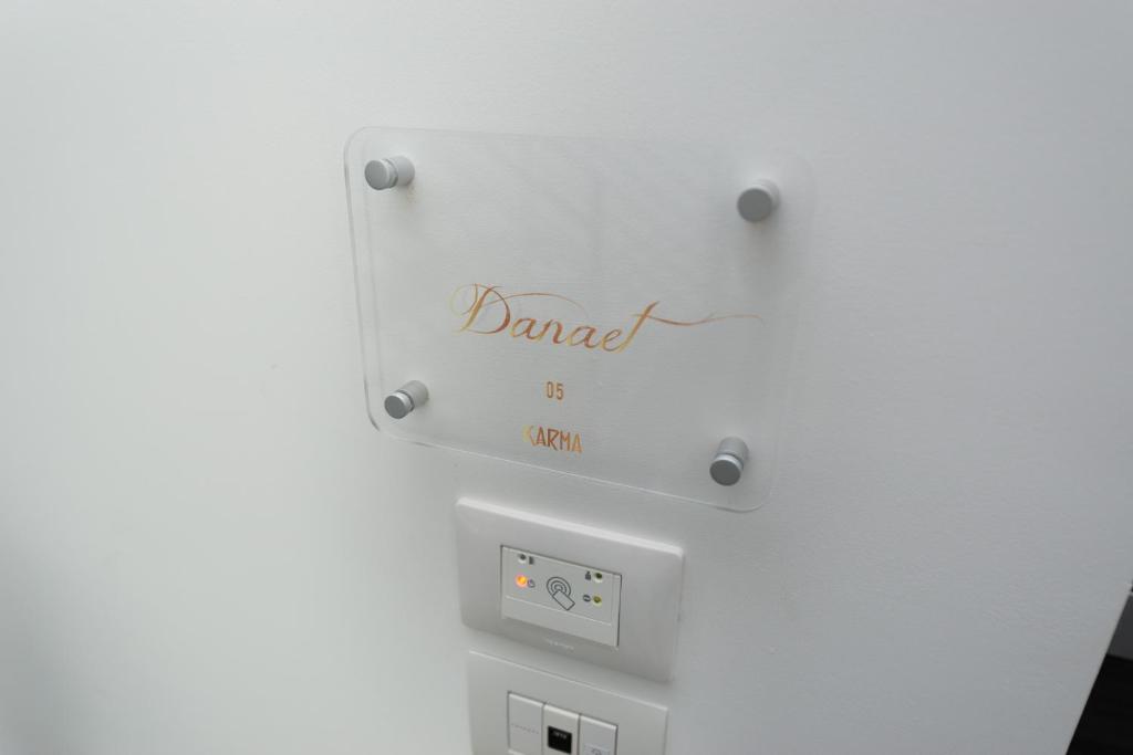 un mur blanc avec un signe qui dit damné dans l'établissement Karma Resort, à San Benedetto del Tronto