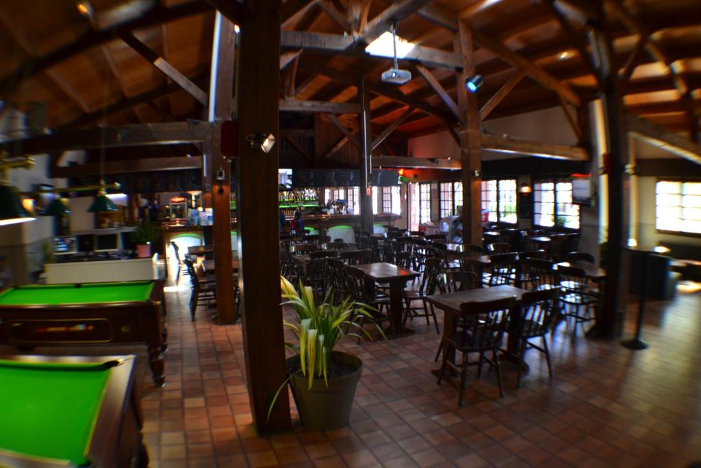 un restaurant avec des tables et des chaises et une table de billard dans l'établissement Le Sherwood - Mobil-Home, à Saint-Jean-de-Monts