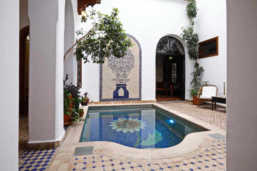 une maison avec une piscine dans une cour dans l'établissement Riad Daria Suites & Spa, à Marrakech
