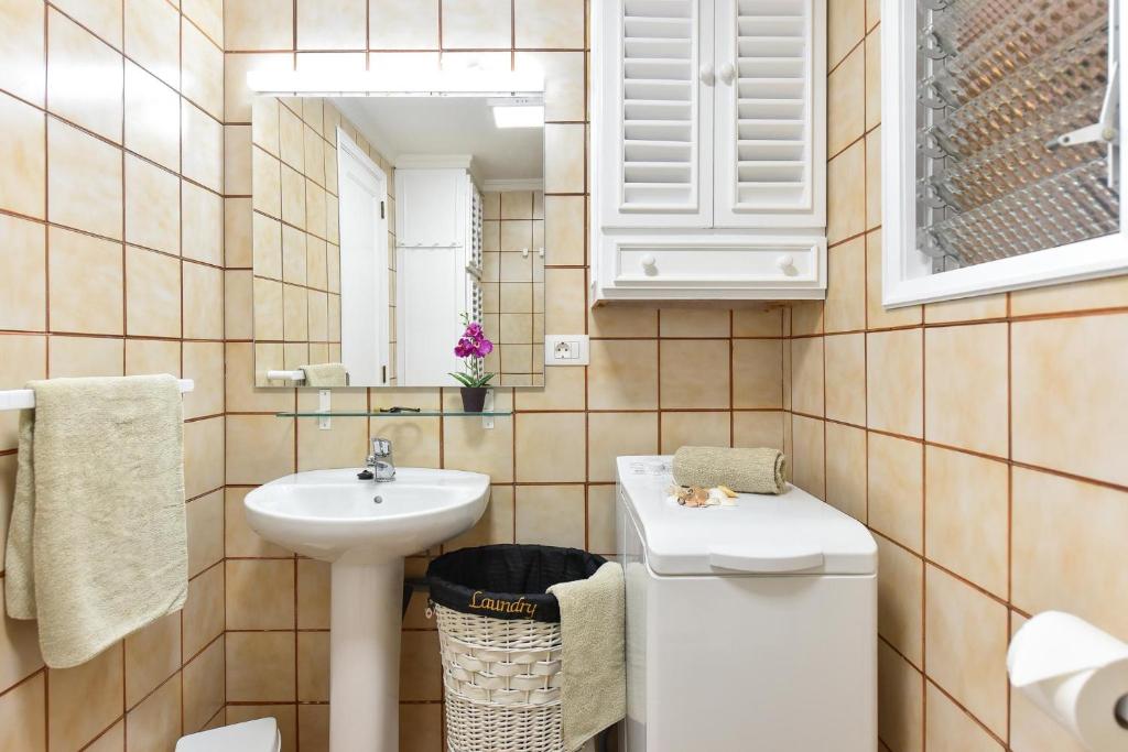 Beachfront Apartment Las Canteras LM52YY by VillaGranCanaria 3