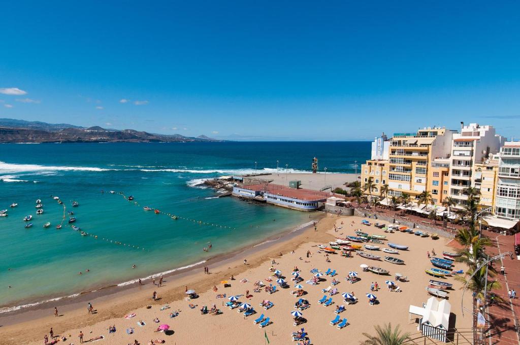 Beachfront Apartment Las Canteras LM52YY by VillaGranCanaria 6