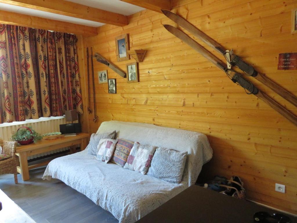 - un salon avec un canapé dans une pièce en bois dans l'établissement CERRO TORRE PLAGNE Du Samedi Au Samedi, à Aime La Plagne