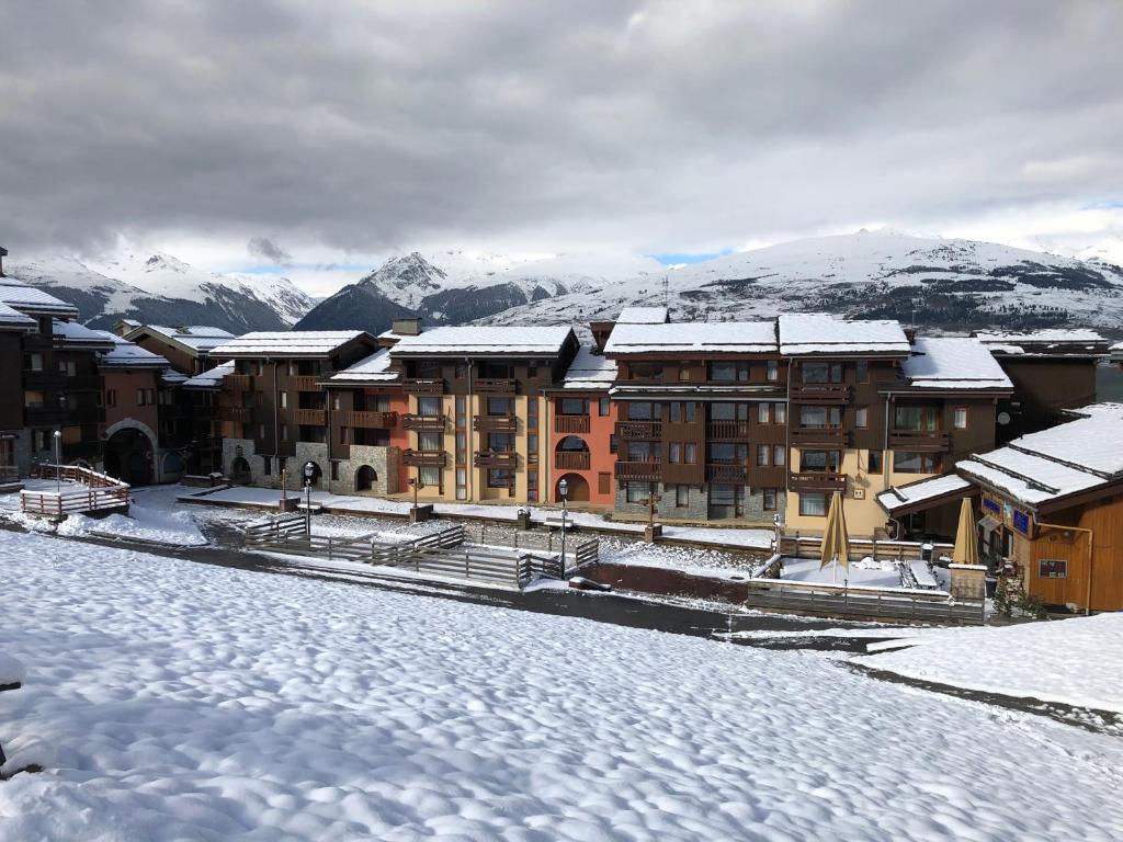 un complexe dans la neige avec des bâtiments recouverts de neige dans l'établissement Résidence le Rami Les coches, à Les Coches 28 autres photos