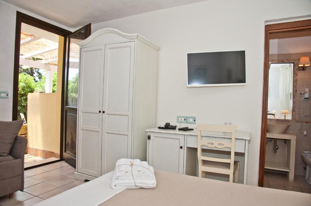 Cette chambre comprend une cuisine et une table avec un bureau. dans l'établissement Antica Masseria Rottacapozza, à Torre San Giovanni