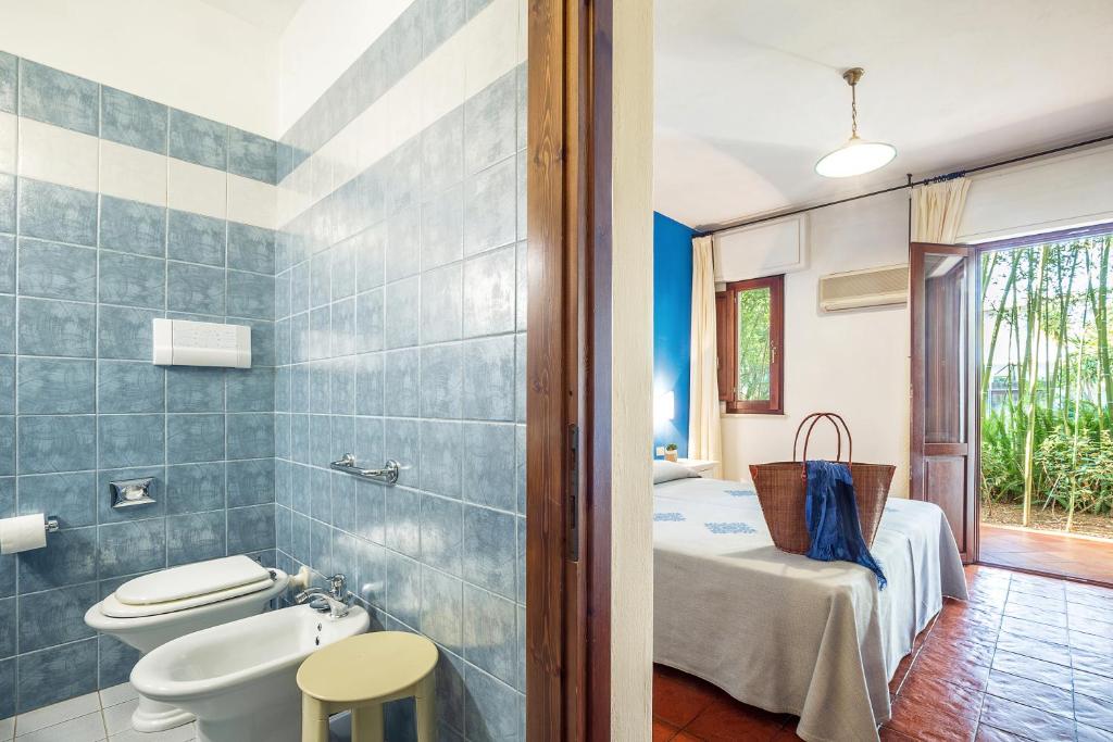 une salle de bain avec toilettes, lavabo et baignoire dans l'établissement Hotel Santa Maria, à Santa Maria Navarrese