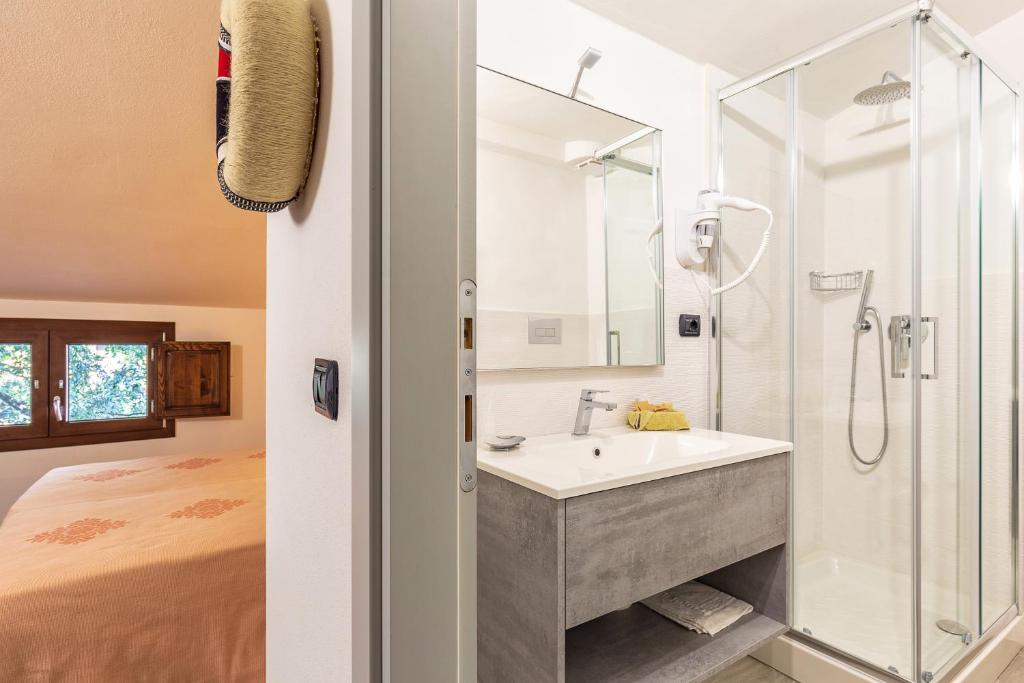 une salle de bain avec un lavabo et une douche dans l'établissement Hotel Santa Maria, à Santa Maria Navarrese 63 autres photos