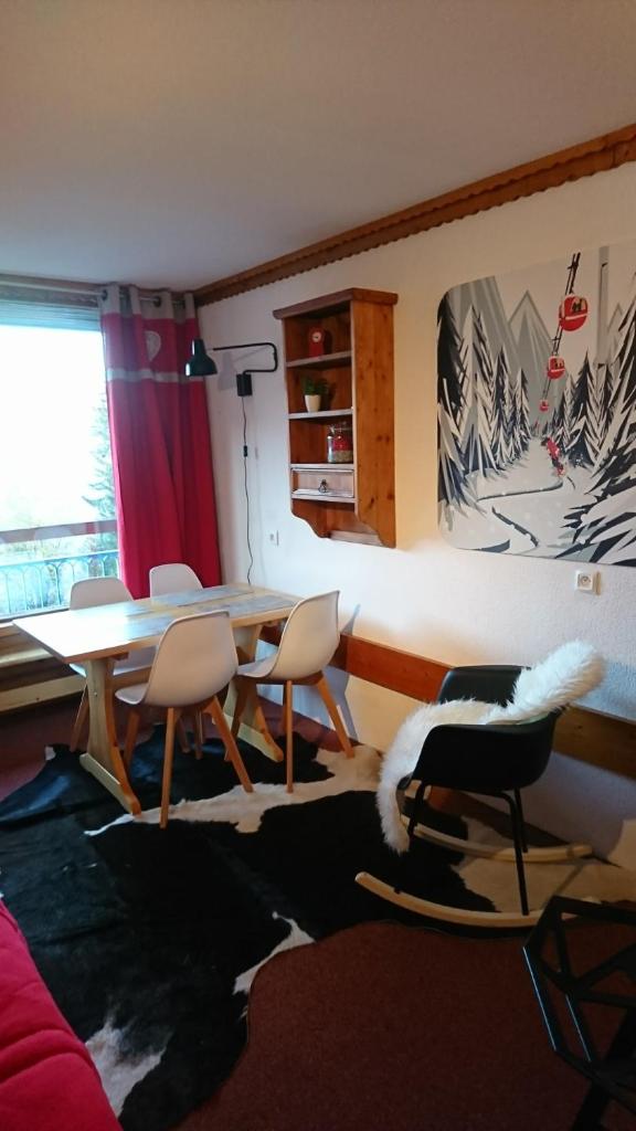 un salon avec une table et des chaises de salle à manger dans l'établissement Bourg St Maurice les Arcs 1800 Les Lauzieres jolie vue, nature, espace, bien être, plaisir, paisible, à Arc 1800