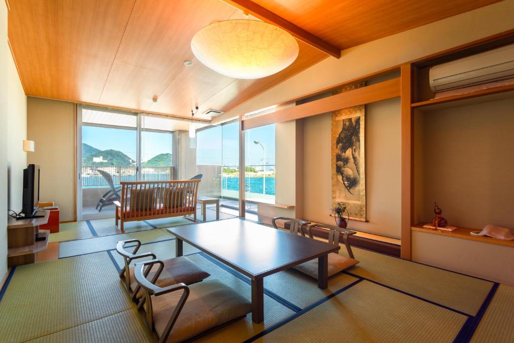 un salon avec une table et des chaises dans l'établissement Migiwaya, à Yaizu