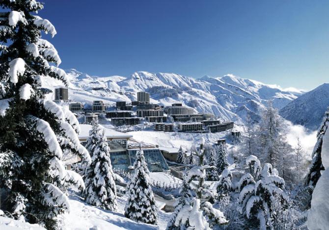 une montagne enneigée avec un complexe au loin dans l'établissement Studio Queyrelet 1 pied des pistes avec balcon & vue 2-4 personnes, à Orcières