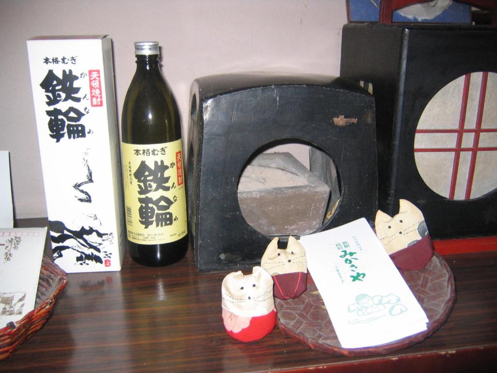 - une table avec une bouteille de vin et un grille-pain dans l'établissement Ryokan Mikasaya, à Beppu 20 autres photos
