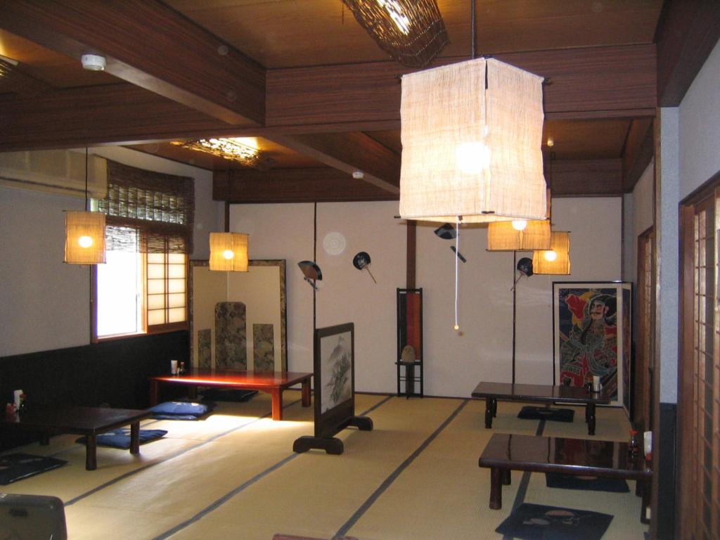 une chambre avec des tables et des lumières dans un bâtiment dans l'établissement Ryokan Mikasaya, à Beppu