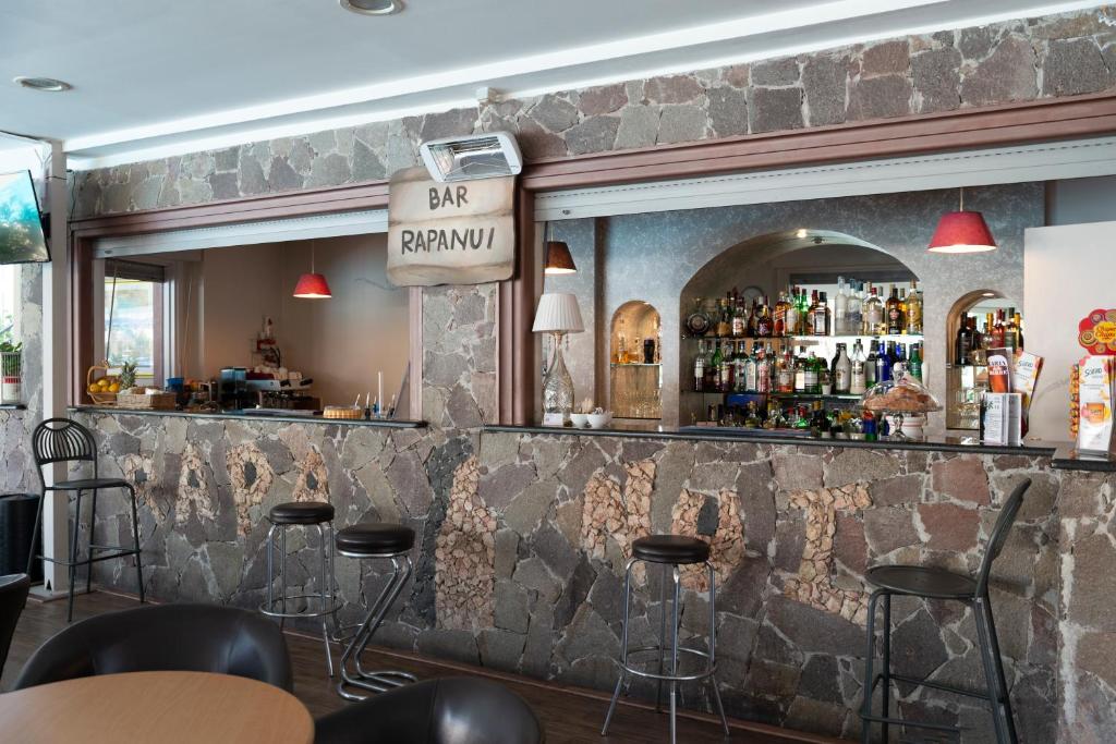 une barre avec un panneau indiquant que la barre triomphe dans l'établissement Atlantis Palace Hotel, à Mascali